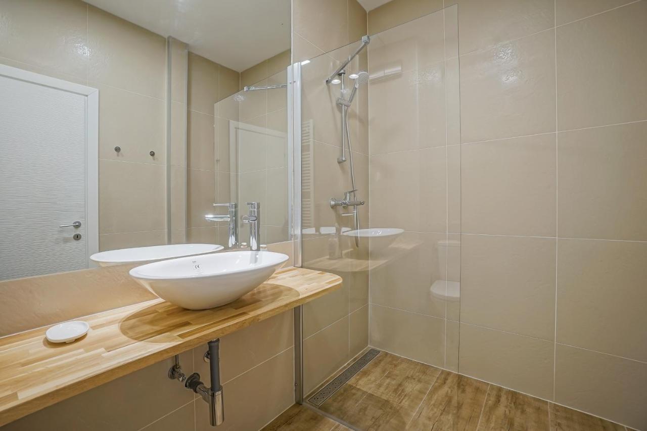 Bright Apartments Moments Away From Herastrau Park, Mall And Metro Bucarest Esterno foto