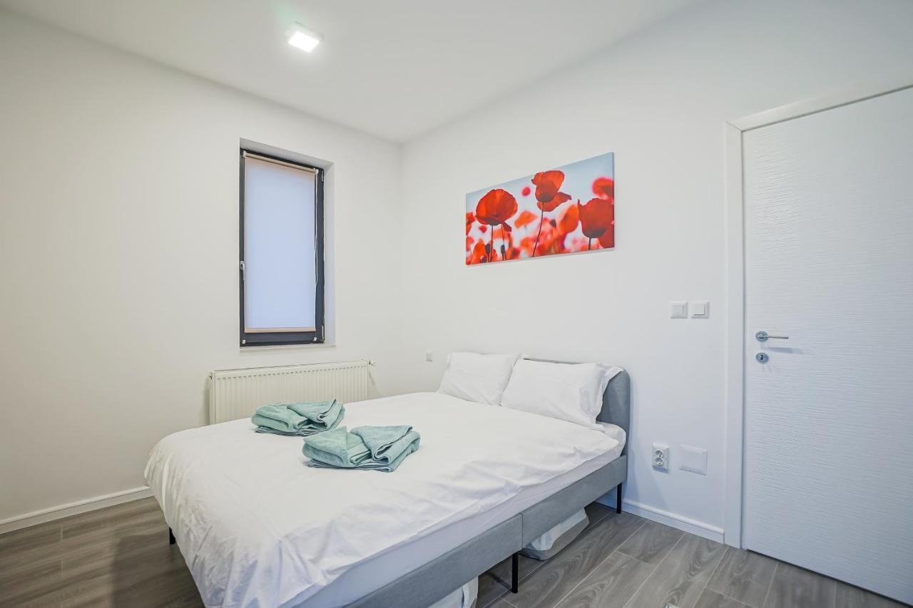 Bright Apartments Moments Away From Herastrau Park, Mall And Metro Bucarest Esterno foto