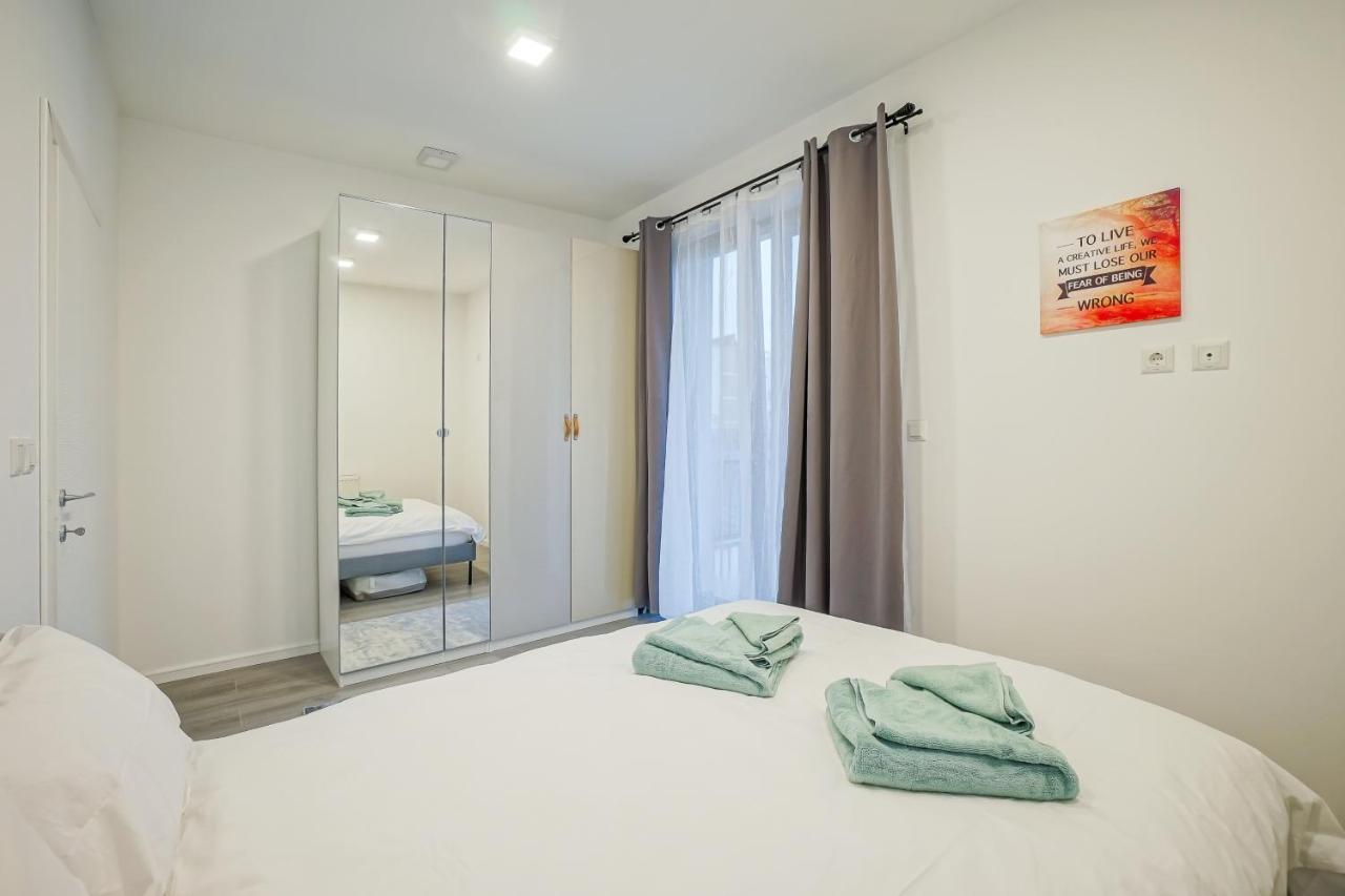 Bright Apartments Moments Away From Herastrau Park, Mall And Metro Bucarest Esterno foto