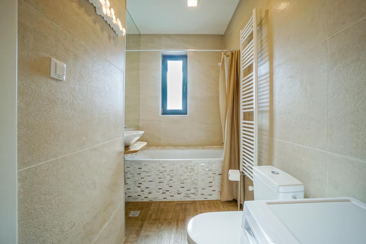 Bright Apartments Moments Away From Herastrau Park, Mall And Metro Bucarest Esterno foto